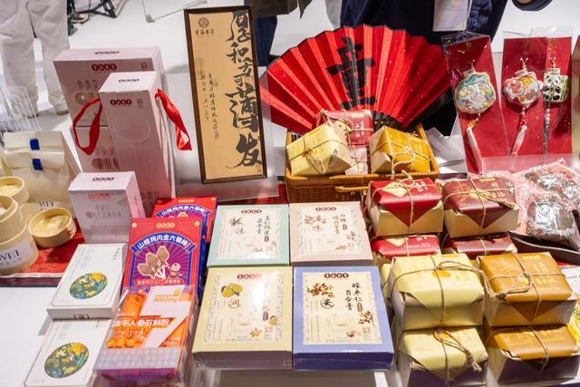 创首发长三角文博会上海老字号展现精彩设计新葡京手提灯笼、冰箱贴…马年豫园灯会文(图4)