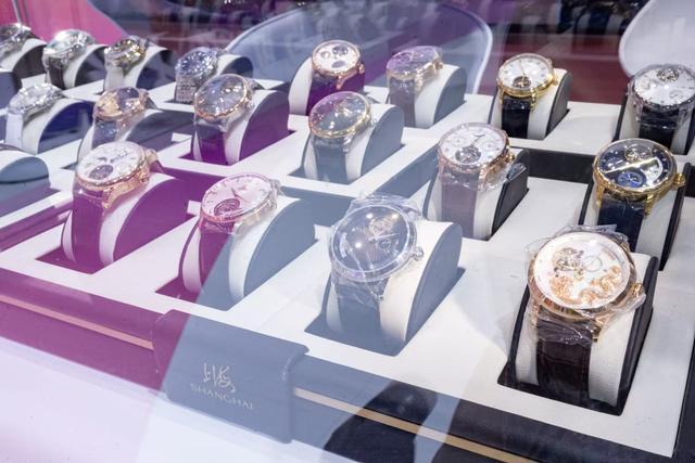 创首发长三角文博会上海老字号展现精彩设计新葡京手提灯笼、冰箱贴…马年豫园灯会文(图2)